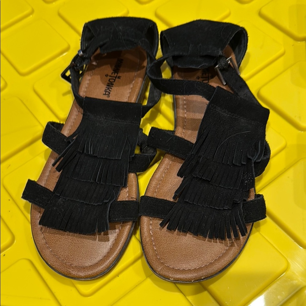 Minnetonka sz 9 woman’s Black Fringe Sandals